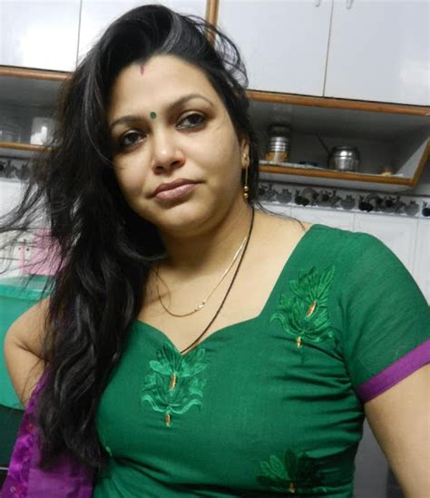 hot sexy bhabhi photos|Cleavage of aunties & desi girls 